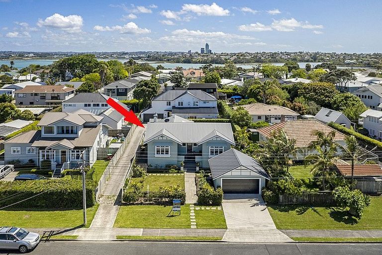 Photo of property in 56 Norwood Road, Bayswater, Auckland, 0622