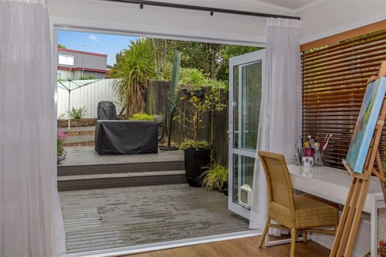 Photo of property in 2/31 Oteha Valley Road, Northcross, Auckland, 0632