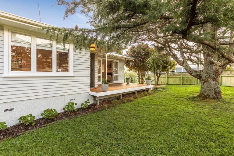 Photo of property in 2 Beazley Place, Glendene, Auckland, 0602