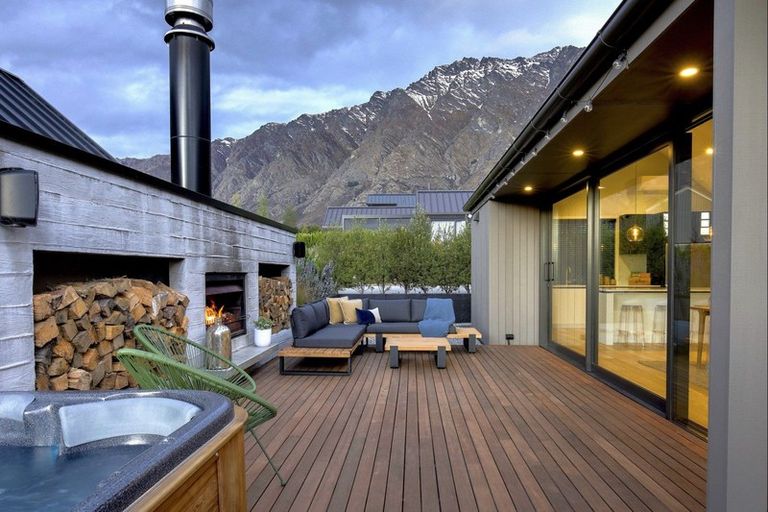 Photo of property in 32 Falconer Rise, Jacks Point, Queenstown, 9371