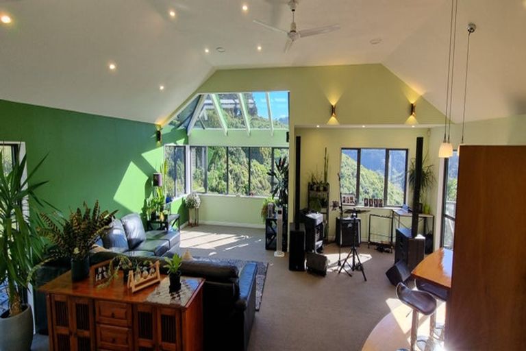 Photo of property in 247 Maungaraki Road, Maungaraki, Lower Hutt, 5010