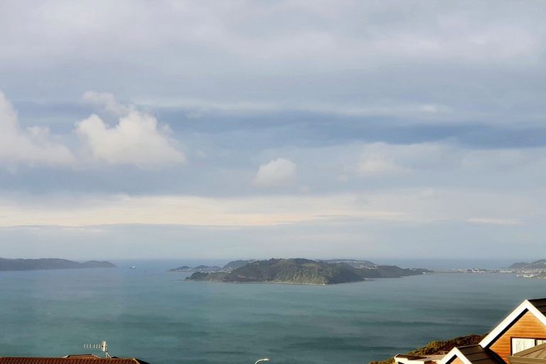 Photo of property in 75a Dress Circle, Newlands, Wellington, 6037