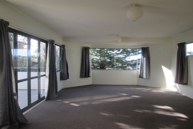 Photo of property in 12a Kiteroa Terrace, Rothesay Bay, Auckland, 0630