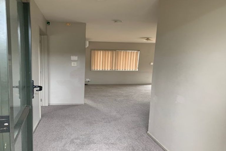 Photo of property in 20 Malin Place, Pinehill, Auckland, 0632