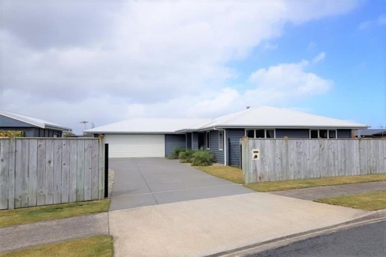 Photo of property in 4 Rawiri Drive, Bell Block, New Plymouth, 4312