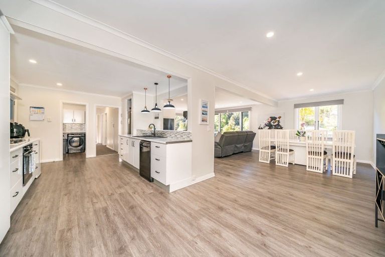 Photo of property in 114 Pinehaven Road, Pinehaven, Upper Hutt, 5019