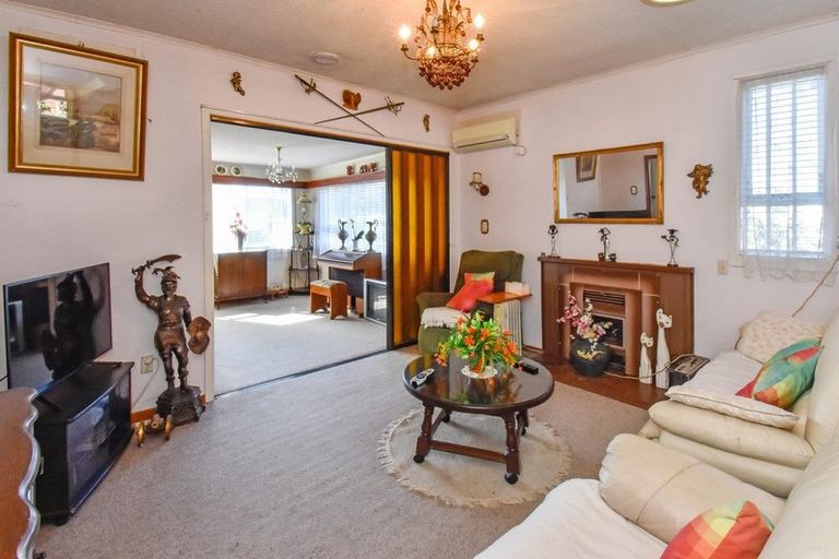 Photo of property in 51 Churchill Avenue, Manurewa, Auckland, 2102