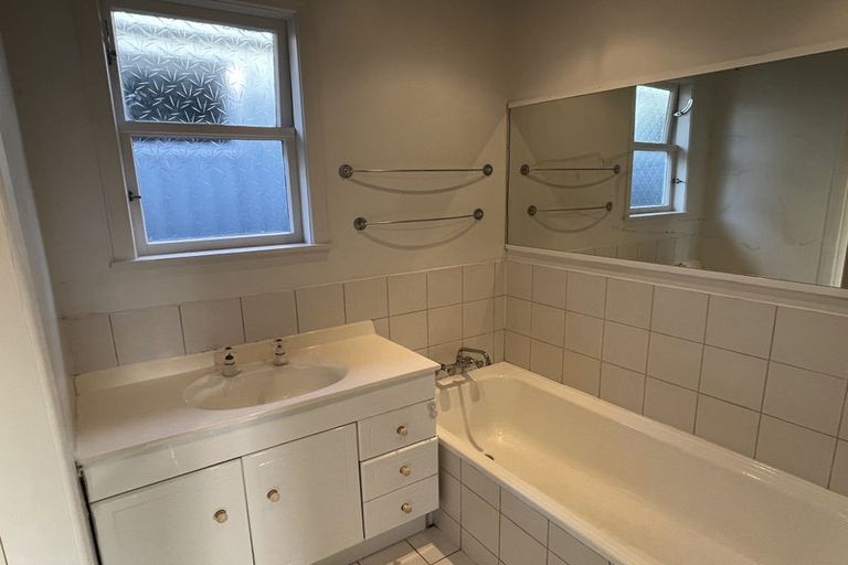 Photo of property in 24 Akaroa Avenue, Awapuni, Palmerston North, 4412