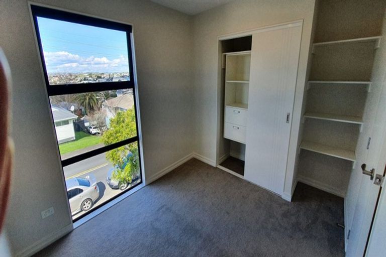 Photo of property in 2/6 Hepburn Road, Glendene, Auckland, 0602