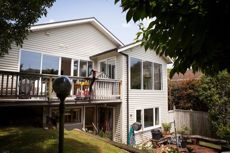 Photo of property in 17 Ranui Crescent, Khandallah, Wellington, 6035