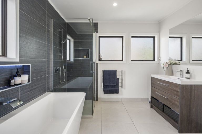 Photo of property in 8 Leaming Place, Clarks Beach, 2122