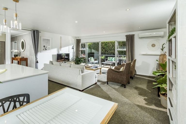 Photo of property in 1/169 Queen Street, Northcote Point, Auckland, 0627