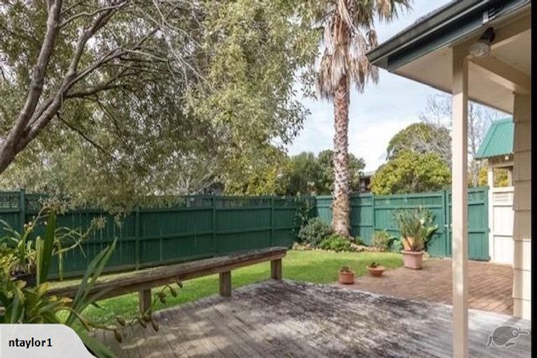 Photo of property in 6 Orinda Close, Botany Downs, Auckland, 2010