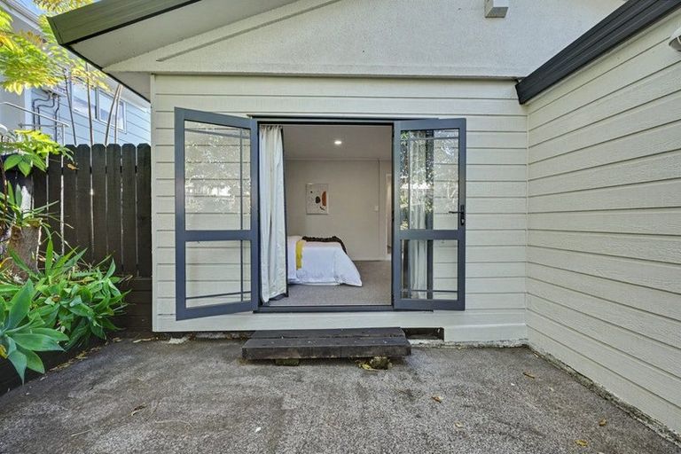 Photo of property in 30 Arlette Place, Massey, Auckland, 0614