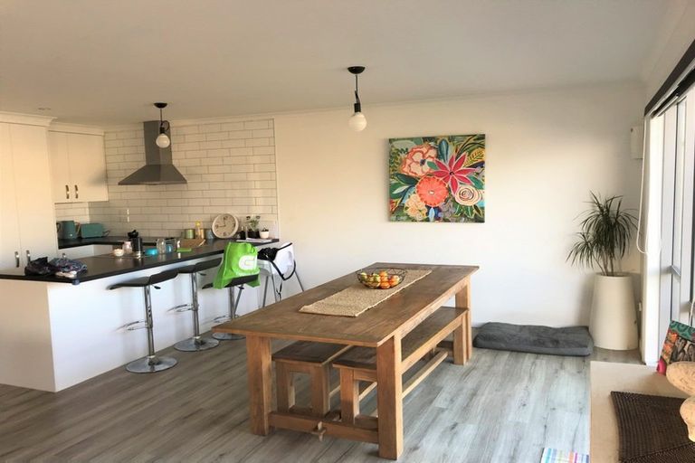 Photo of property in 19 Roto View, One Tree Point, 0118