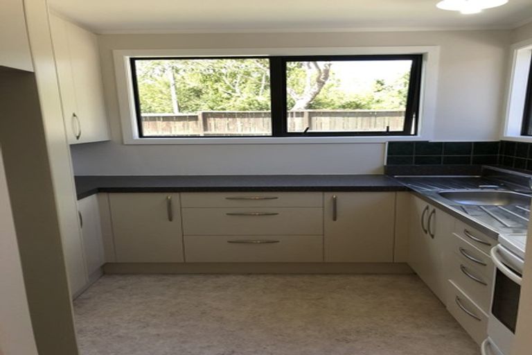 Photo of property in 2 Glucina Place, Glen Eden, Auckland, 0602