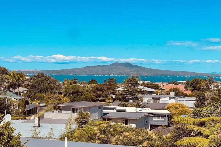Photo of property in 86 Parr Terrace, Castor Bay, Auckland, 0620
