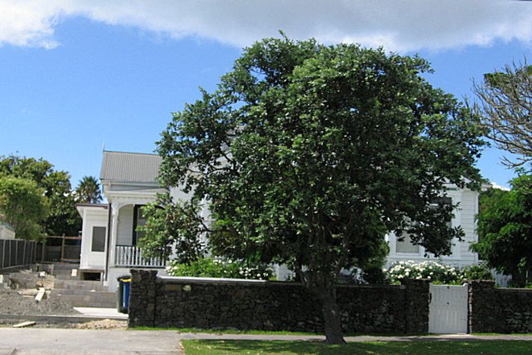 Photo of property in 6 Russell Street, Stanley Point, Auckland, 0624