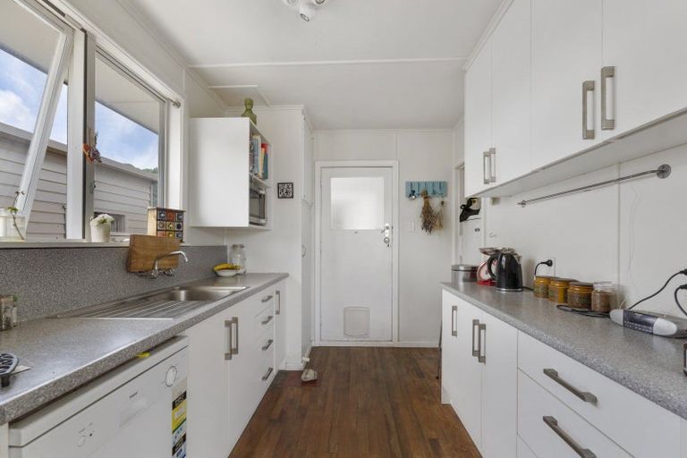 Photo of property in 16 Wairau Road, Picton, 7220