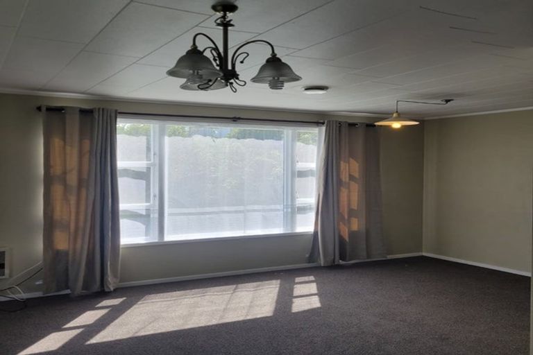 Photo of property in 15 Craigbank Avenue, New Lynn, Auckland, 0600