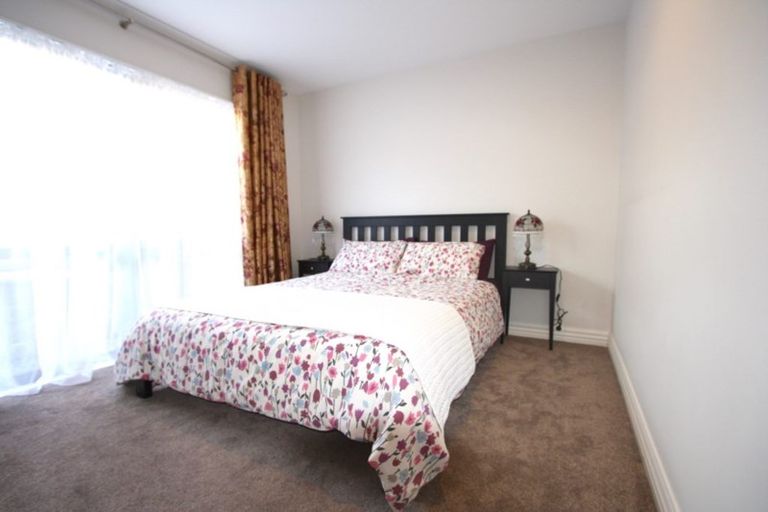 Photo of property in 33 Corricvale Way, Northcross, Auckland, 0630