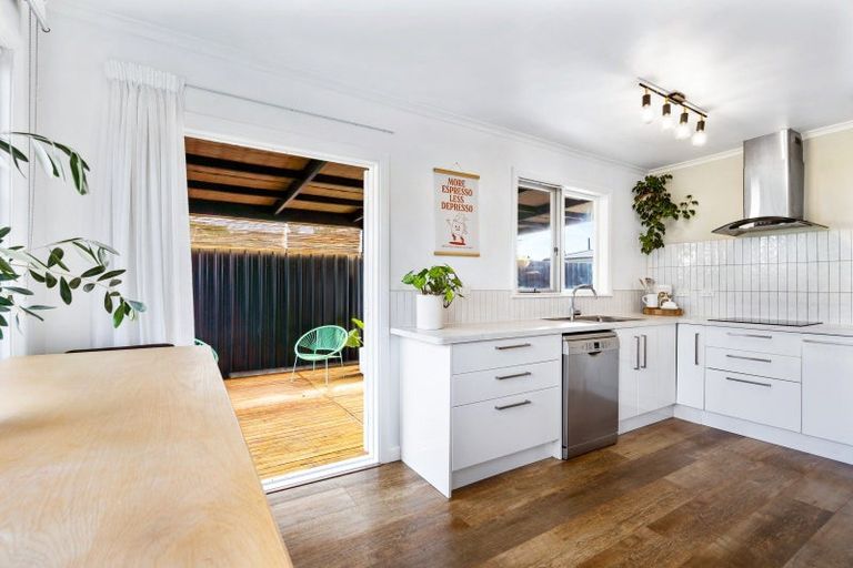 Photo of property in 15 Puketapu Road, Taradale, Napier, 4112