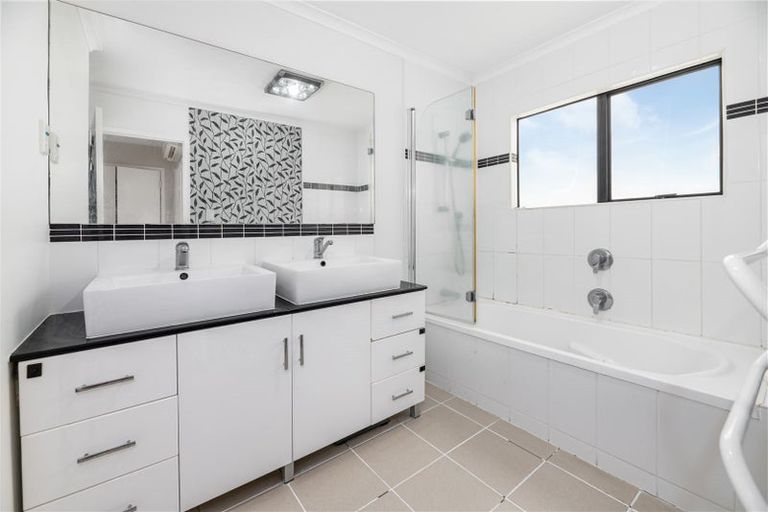 Photo of property in 1/13a Kitewao Street, Northcote, Auckland, 0627