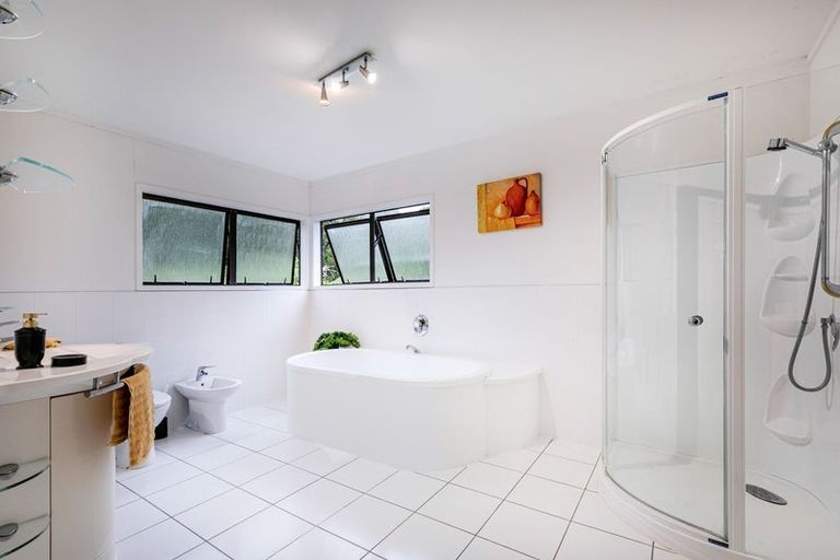 Photo of property in 922 West Coast Road, Waiatarua, Auckland, 0604