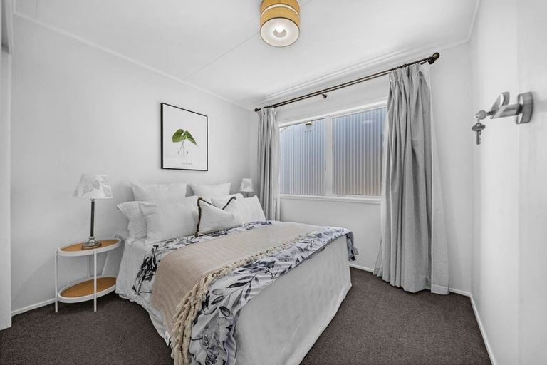 Photo of property in 3 Regency Place, Sunnynook, Auckland, 0632