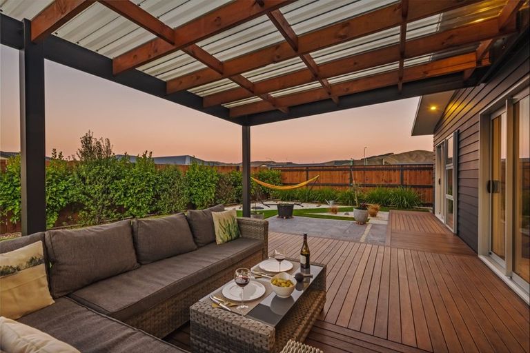 Photo of property in 8 Mediterranean Grove, Fitzherbert, Palmerston North, 4410