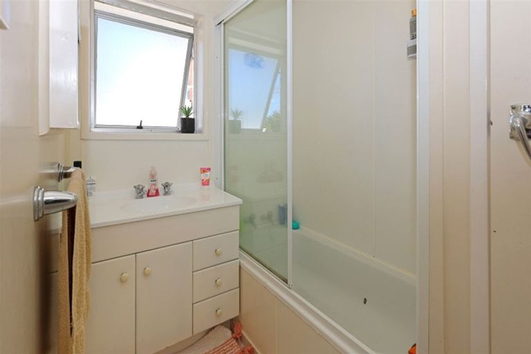 Photo of property in 1/28 Taipari Road, Te Atatu Peninsula, Auckland, 0610