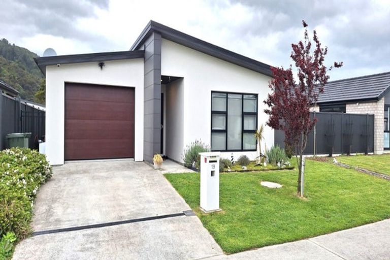 Photo of property in 19 Te Kaeaea Crescent, Wallaceville, Upper Hutt, 5018