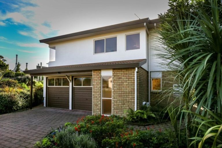 Photo of property in 12 Sequoia Grove, Merrilands, New Plymouth, 4312