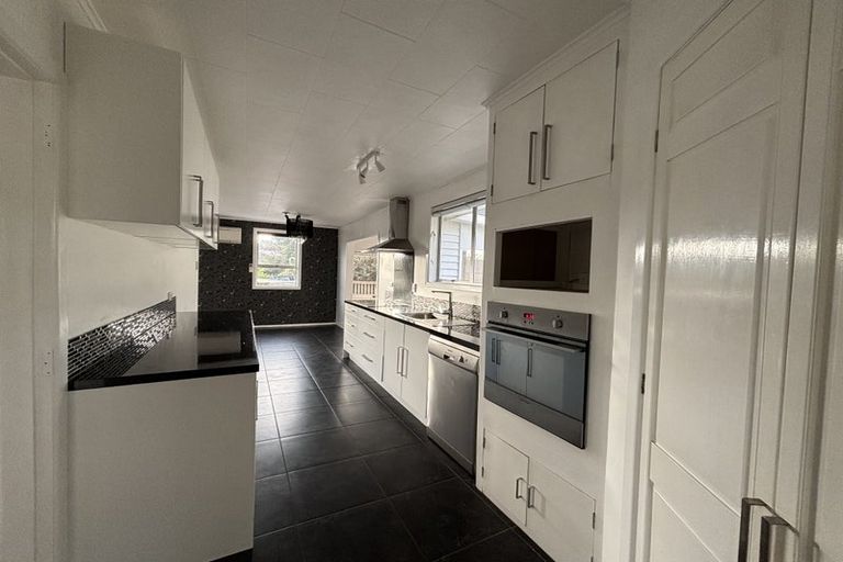 Photo of property in 40 Cumberland Street, Merrilands, New Plymouth, 4312