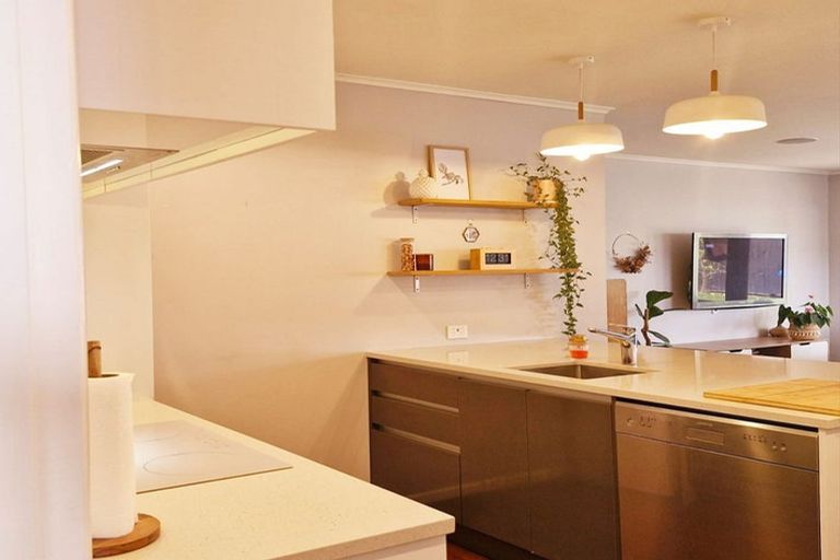 Photo of property in 53 Sunnyside Road, Sunnyvale, Auckland, 0612