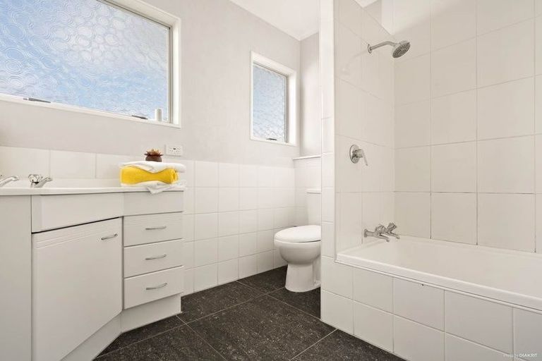 Photo of property in 42a Waimai Avenue, Weymouth, Auckland, 2103