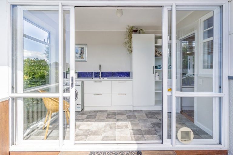 Photo of property in 16 Napier Terrace, Hospital Hill, Napier, 4110