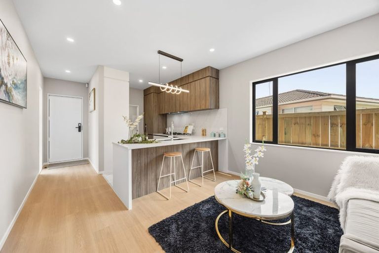 Photo of property in 60c Hutchinsons Road, Bucklands Beach, Auckland, 2014