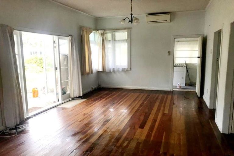 Photo of property in 233 Portage Road, Green Bay, Auckland, 0604