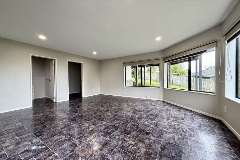 Photo of property in 11 Van Dyke Place, West Harbour, Auckland, 0618