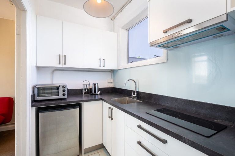 Photo of property in Devonport Apartments, 11/127 Saint Aubyn Street, New Plymouth, 4310