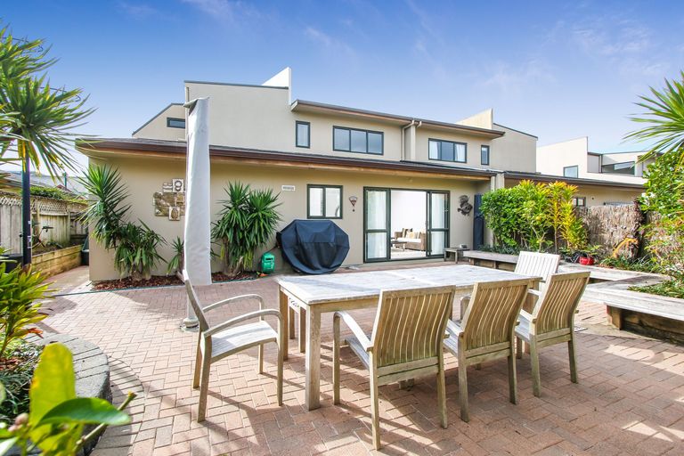 Photo of property in 21/15a Vinograd Drive, Te Atatu Peninsula, Auckland, 0610