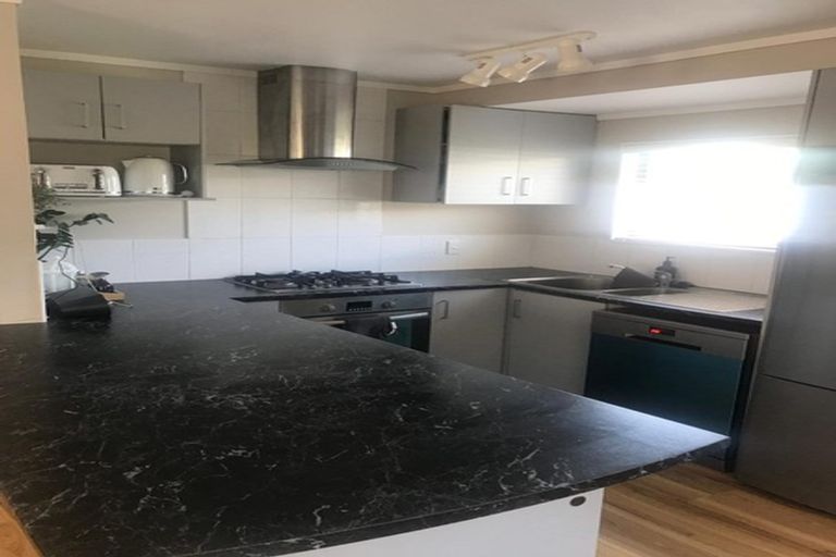 Photo of property in 2/95 Hobsonville Road, West Harbour, Auckland, 0618