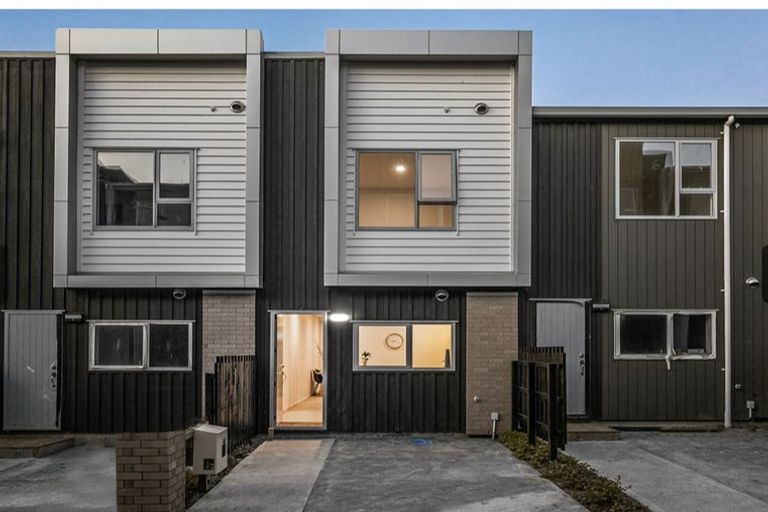 Photo of property in 23 Wharetana Crescent, New Lynn, Auckland, 0600