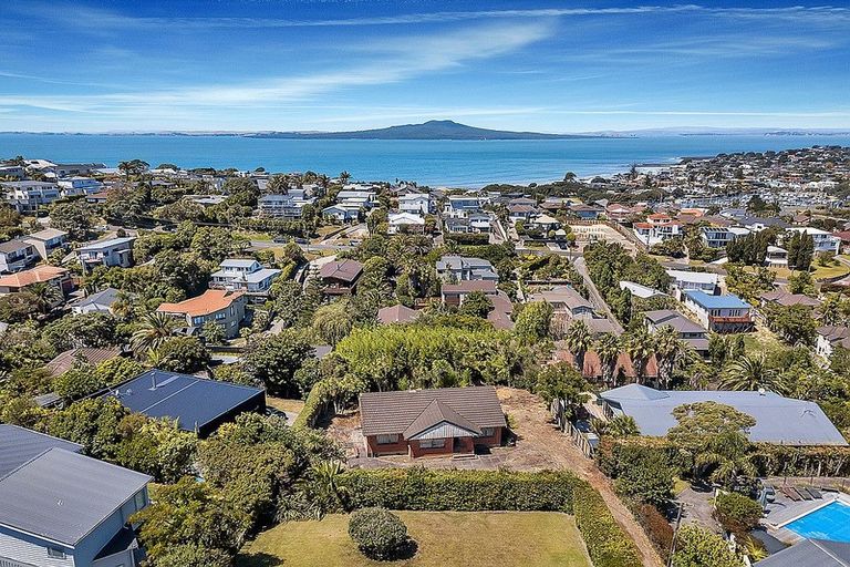 Photo of property in 28 Parr Terrace, Castor Bay, Auckland, 0620