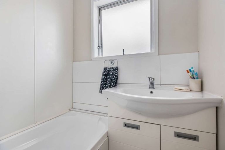 Photo of property in 2/11 Longreach Drive, Sunnyvale, Auckland, 0612