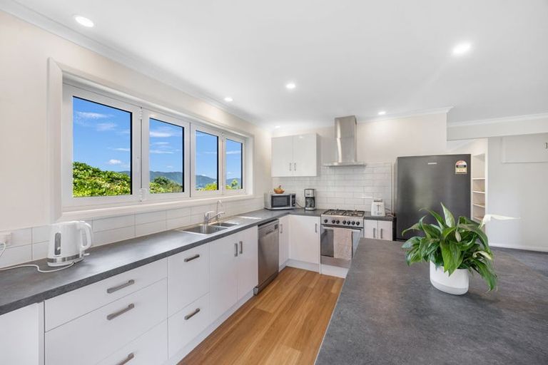 Photo of property in 4 Pekanga Road, Normandale, Lower Hutt, 5010