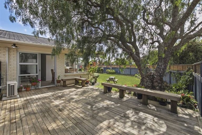 Photo of property in 2/1 Hemsway Place, Sunnyhills, Auckland, 2010