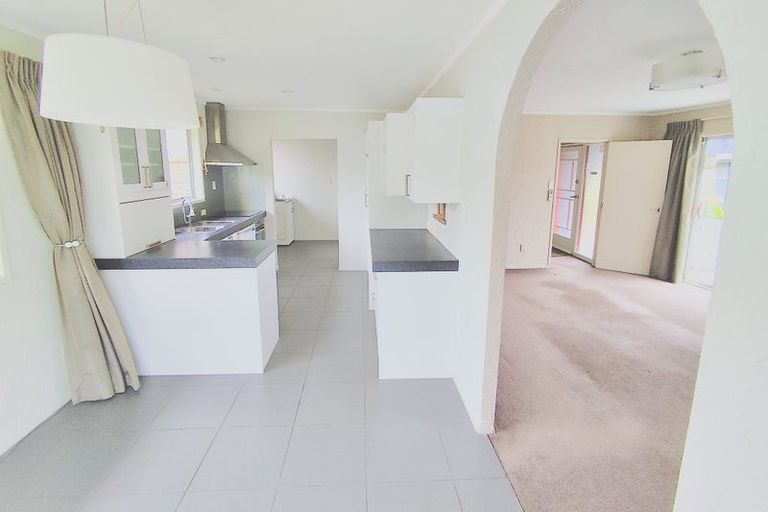 Photo of property in 29 Staincross Street, Green Bay, Auckland, 0604