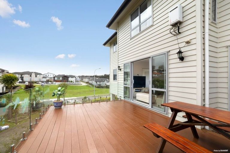 Photo of property in 36 Sohlue Place, Oteha, Auckland, 0632